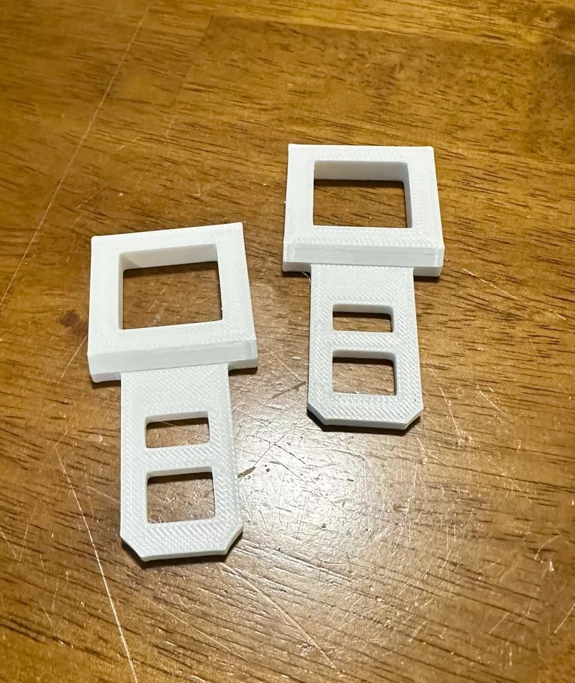 2 Universal Car Seat Belt Buckle Clip Bag Holder clip/keychain