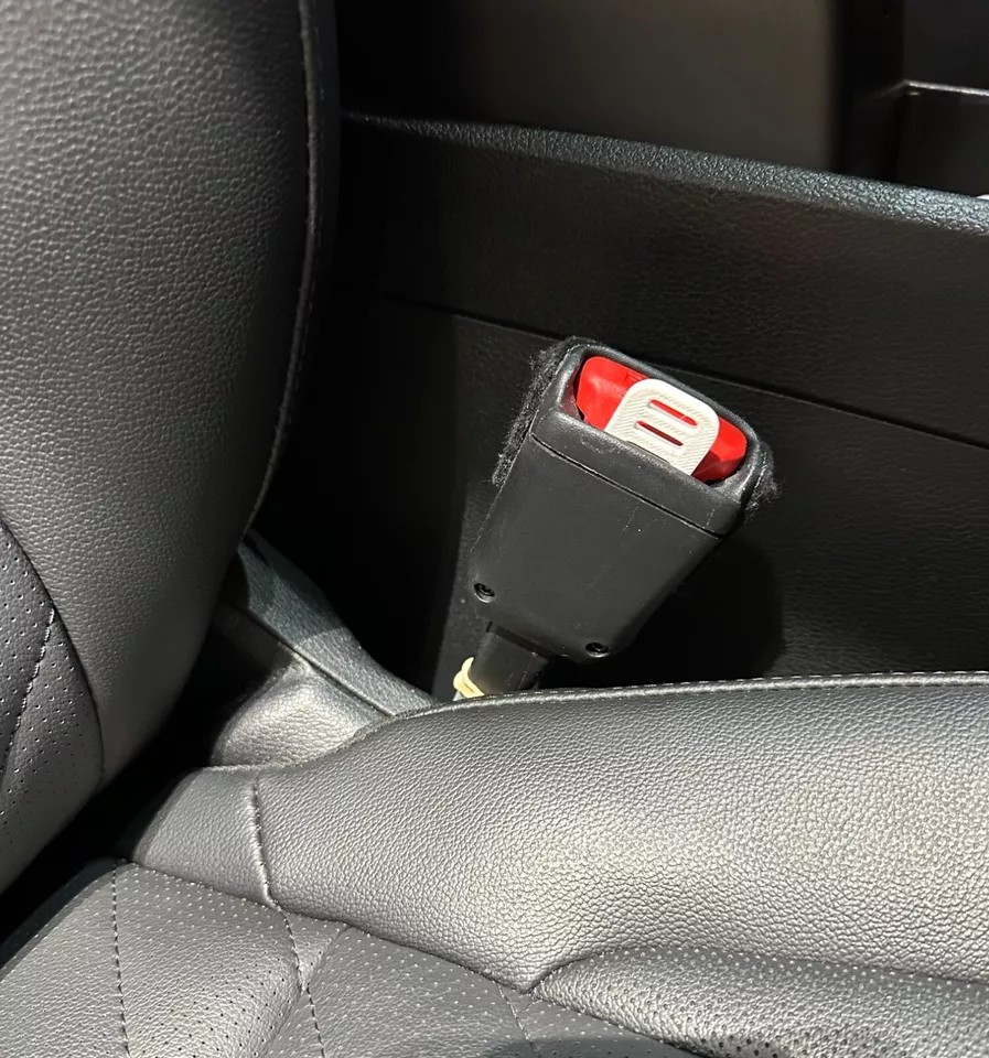 2 Universal Car Seat Belt Clips/Seat Belt Clip/Very Small Sleek design keychain