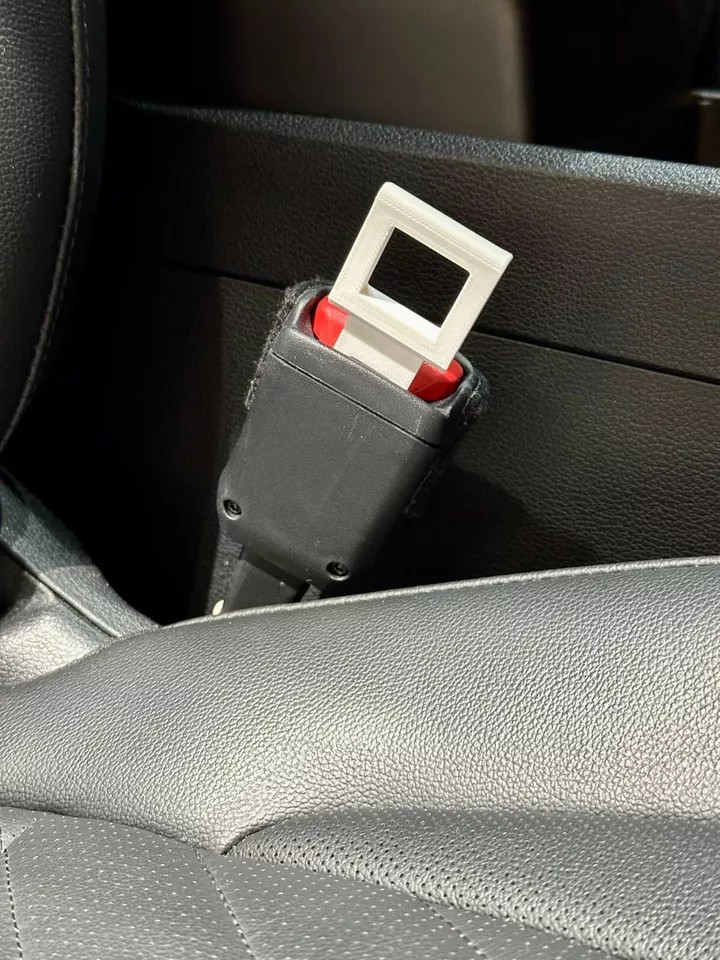 2 Universal Car Seat Belt Buckle Clip Bag Holder clip/keychain