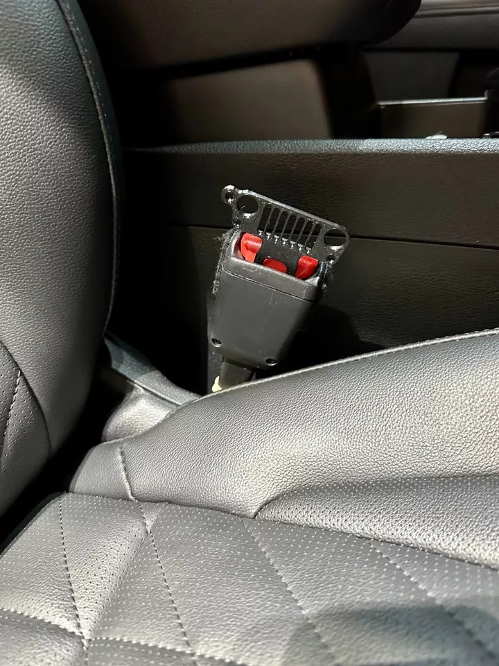 2 Universal Jeep design Car Seat Belt Clips/ keychain/smaller size