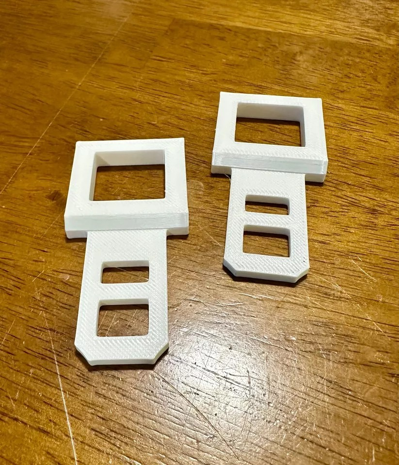 2 Universal Car Seat Belt Buckle Clip Bag Holder clip/keychain