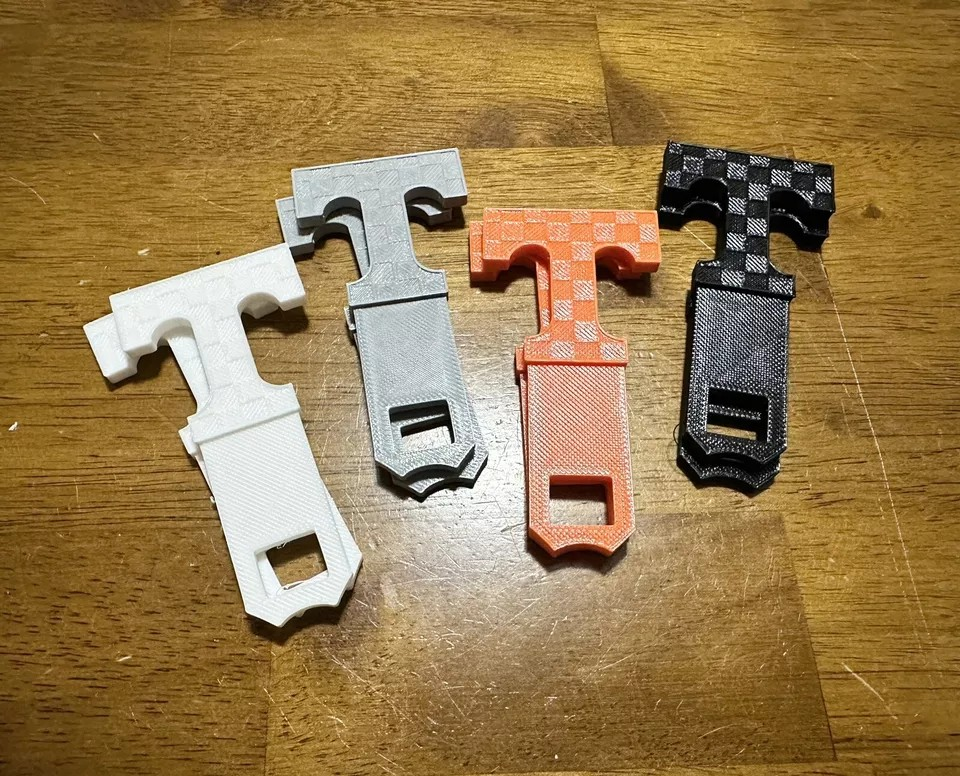 2 Universal Tennessee Vols Car Seat Belt Buckle Clip/TN Vols keychain