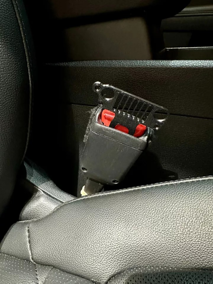 2 Universal Jeep design Car Seat Belt Clips/ keychain/smaller size