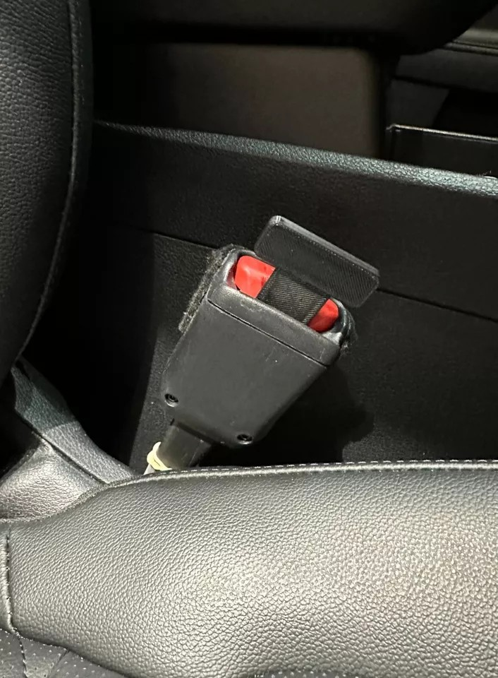 2 Universal Car Seat Belt Clips/Seat Belt Clip/slim design keychain