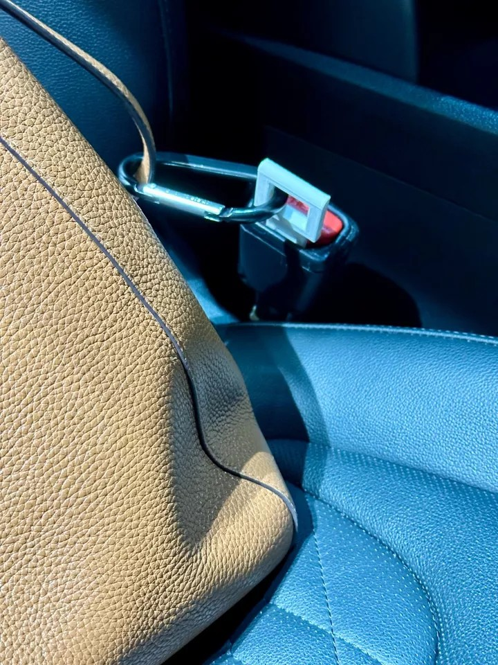 2 Universal Car Seat Belt Buckle Clip Bag Holder clip/keychain